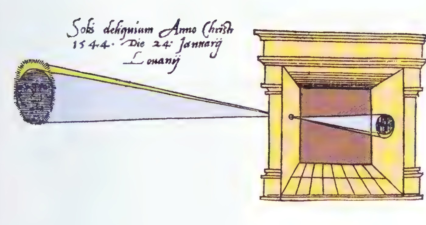 An engraving of a camera obscura: a dark room with a tiny hole in one wall projecting an image of an eclipse onto the opposite wall, and rays drawn from the sun outside; the inscription reads “Solis deliquium Anno Christi 1544. Die 24. Januarij.”